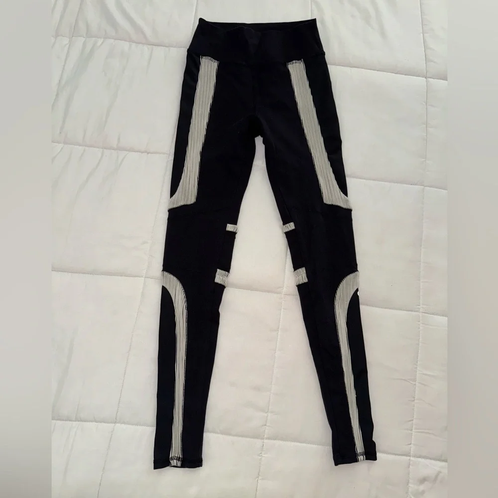 Alo Yoga Electric High-Waist Leggings black white stripes airbrush fabric
